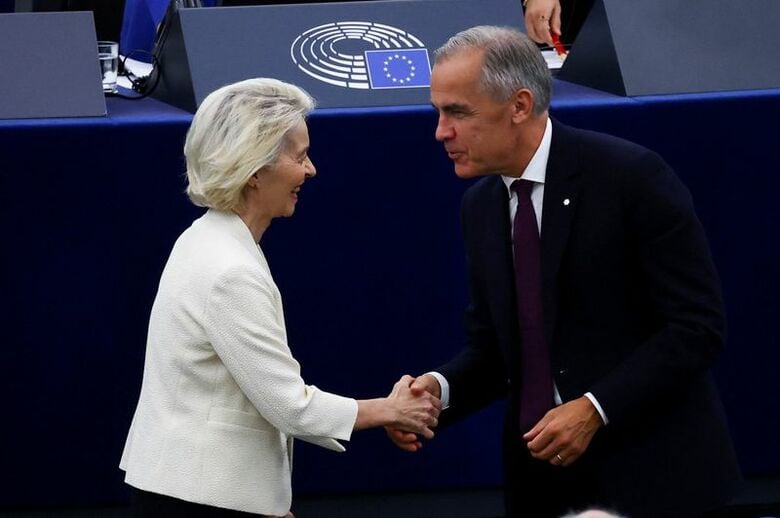 握手を交わすフォンデアライエン欧州委員長（写真左）とカナダのカーニー首相（同右）。フランスのストラスブールで１６日撮影。REUTERS/Yves Herman
