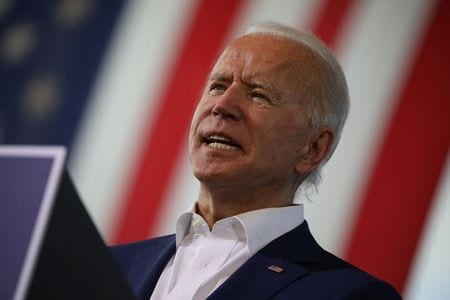 　米民主党大統領候補のバイデン前副大統領（写真）が政権を獲得した場合、主に企業や富裕層に対する課税強化によって連邦政府の歳入を１０年間で２兆４０００億ドル上積みする――。アーバン・ブルッキングス・タックス・ポリシー・センターのアナリストチームは１５日、こうした見通しを示した。写真はフロリダ州ミラマーで１３日撮影（２０２０年　ロイター／Tom Brenner）
