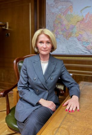 ロシアのアブラムチェンコ副首相（写真）は、国内で食料が不足するリスクはないとし、消費者に買いだめに走らないよう呼び掛けた。２０２１年５月、モスクワで撮影（２０２２年　ロイター/Olesya Astakhova）