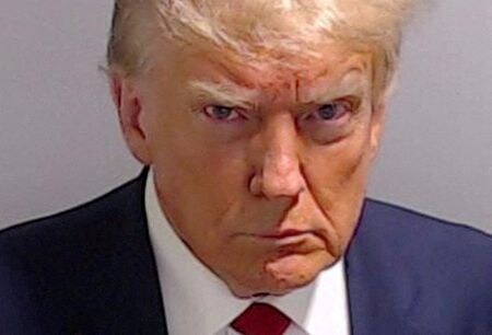 　トランプ前米大統領は、ジョージア州の大陪審に２０２０年の大統領選の敗北を覆そうとしたとして起訴された事件で、８月３１日に同州フルトン郡の裁判所へ提出した書面で改めて無罪を強調し、来週の罪状認否手続きには出頭しない考えを示した。写真は２４日、同州の拘置施設に出頭した際に撮影した被告人としての顔写真「マグショット」。Fulton County Sheriff\'s Office提供写真（２０２３年　ロイター）