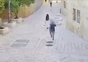 4月28日、エルサレムのダビデ廟近くでユダヤ人の男がフランス人のカトリック修道女を襲撃する事件が発生。防犯カメラは男が背後から修道女に駆け寄り、石畳に突き飛ばす様子を捉えている　ISRAELI POLICE-X