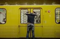 「君たちのせいだよ」ベルリン地下鉄のマスク着用徹底の秘策とは？　