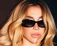 ハートの絵文字で隠しただけ…何も着ていない？米スターが海で遊ぶ「攻めすぎ投稿」にネット大興奮