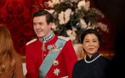 次期国王なのに素通り？ デンマーク皇太子、握手を求めるも来賓に次々スルーされる珍場面【動画】