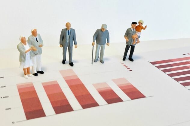 日本では65歳以上の就業者の4割がフルタイムで働いている