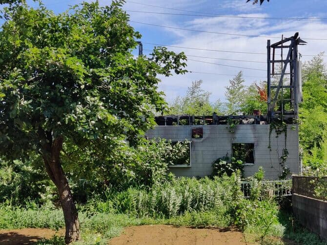 火災で半焼後、放置されている家屋