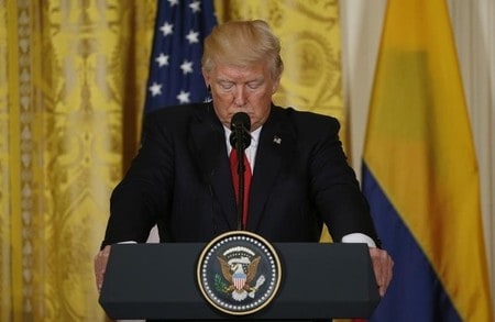 　５月１９日、ロイター／イプソスが１９日に発表した世論調査によると、トランプ米大統領を「支持する」と答えた人の割合は全体の３８％と、今年１月の就任以降で最低を記録した。写真は１８日、ホワイトハウスで、コロンビアのサントス大統領との共同記者会見に臨むトランプ大統領（２０１７年　ロイター