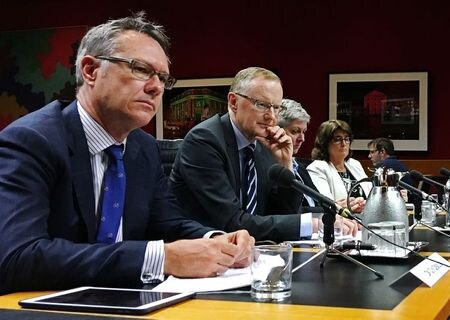 　オーストラリア準備銀行（中央銀行、ＲＢＡ）のデベル副総裁（写真・左）は９月２２日、中銀はインフレ率と雇用の目標達成に向け、為替介入やマイナス金利を含むさまざまな金融政策の選択肢を精査していると明らかにした。写真は豪議会委員会の公聴会。昨年２月撮影（２０１９年　ロイター／Tom Westbrook）