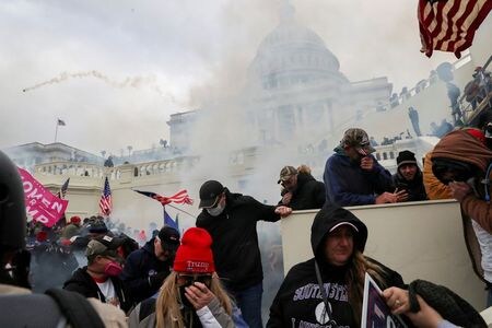 ２月２５日、米議会警察のピットマン長官代行は、１月６日に議事堂を襲撃したトランプ前大統領の支持者らが、議事堂を「爆破」し、議員を殺害したいと威嚇していると明らかにした。写真は１月６日、トランプ氏支持者らに占拠された米議会（２０２１年　ロイター/Leah Millis）