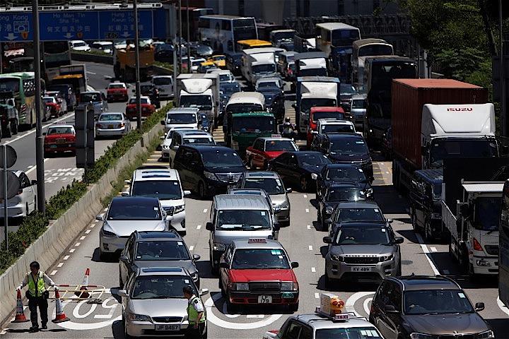 香港では５日はゼネストも行われ、交通機関がまひした。写真は渋滞する香港の幹線道路。REUTERS/Eloisa Lopez