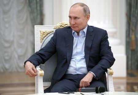 　米大統領選介入に絡みロシアのプーチン大統領（写真）は「代償を払う」ことになるとバイデン米大統領が発言したのを受け、ロシアは３月１７日、駐米大使をモスクワに召還した。モスクワのクレムリンで４日撮影（２０２１年　ロイター/Sputnik/Alexei Druzhinin/Kremlin via REUTERS）