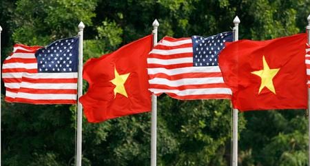 ベトナム政府は今週クエン・ホン・ジエン商工相が訪米して米国の通商やエネルギー部門の当局者と会談し、その後米政府と複数の協定に調印する見通しだ。ロイターがベトナムの政府文書の内容を確認した。写真はハノイの国家主席府に掲揚された米国とベトナムの国旗。２００６年１１月撮影（２０２５年　ロイター/Kham）