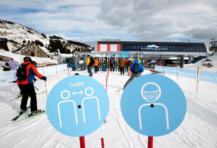 感染対策を訴える標識が立てられているスイスのスキー場　 DENIS BALIBOUSE - REUTERS