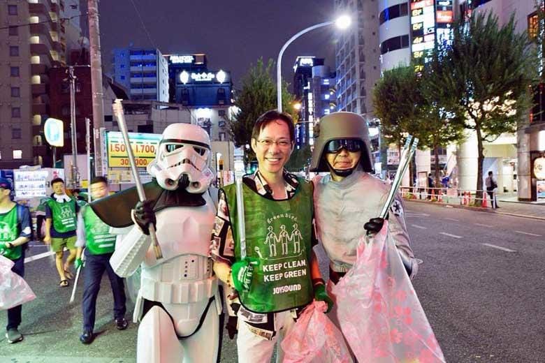 街角で会いましょう！（ゴミ拾いボランティアNPOグリーンバードの活動に参加する筆者）　写真提供：筆者
