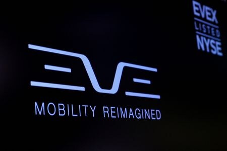 ブラジルの世界的航空機メーカー、エンブラエルの子会社で「空飛ぶタクシー」を開発する新興企業イブは、早ければ来月にも改めて資金調達を実施する方針を固めた。ヨハン・ボルダイス最高経営責任者（ＣＥＯ）がロイターに明らかにした。ただ、調達方法や目標額には触れなかった。写真はニューヨーク証券取引所のスクリーンに表示された同社ロゴで2022年5月撮影（２０２４年　ロイター／Brendan McDermid）