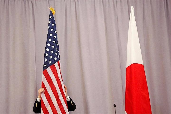 日米通商交渉が、土壇場で難航している。両国首脳は今週、ニューヨークで開催されている国連総会に合わせた会談で、8月の大枠合意を受けた協定文書への署名を目指しているが、関係筋によると、日本側が自動車・自動車部品に新たな関税を導入しないよう米政権に確約を求めたことから遅れる可能性が出ている。写真は2016年11月にニューヨークで撮影（2019年　ロイター／Andrew Kelly）