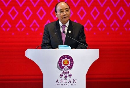 　３月３０日、ベトナムのフック首相（写真）は、新型コロナウイルスの感染拡大に歯止めをかけるため、国内の主要都市に対し、都市封鎖に備えるよう要請した。ベトナムのフック首相は３０日、新型コロナウイルスの感染拡大に歯止めをかけるため、国内の主要都市に対し、都市封鎖に備えるよう要請した。写真はバンコクで昨年１１月撮影（２０２０年　ロイター／Chalinee Thirasupa）