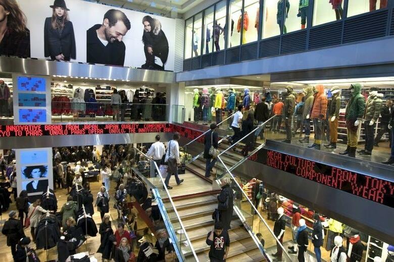 フランス検察当局は、中国新疆ウイグル自治区での人権問題を巡り、人道に対する罪を隠したとして衣料品小売り4社に対する捜査を開始した。司法関係者が1日明らかにした。写真はパリのユニクロ店舗。2009年10月撮影（2021年　ロイター/Charles Platiau）