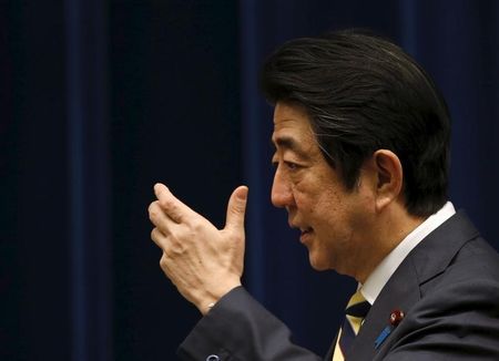 　１月１９日、安倍晋三首相は１９日午後の参議院予算委員会で、世界的な株価下落に関して、「株式市場の変動は注視している」とした。写真は都内で４日撮影（２０１６年　ロイター／Toru Hanai）
