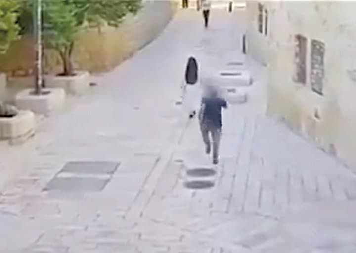 4月28日、エルサレムのダビデ廟近くでユダヤ人の男がフランス人のカトリック修道女を襲撃する事件が発生。防犯カメラは男が背後から修道女に駆け寄り、石畳に突き飛ばす様子を捉えている　ISRAELI POLICE-X