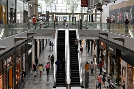 ４月１３日、東南アジアの観光業は新型コロナウイルスのパンデミックが響いて、２年もの開店休業状態を強いられてきた。写真はシンガポールのショッピングセンターで３月撮影（２０２２年　ロイター/Caroline Chia）