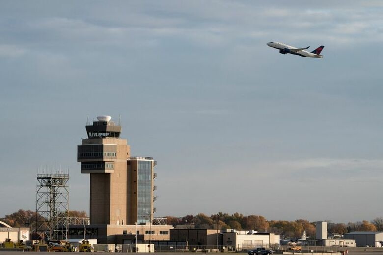 2025年11月7日、米ミネアポリス・セントポール国際空港で撮影。  REUTERS/Tim Evans