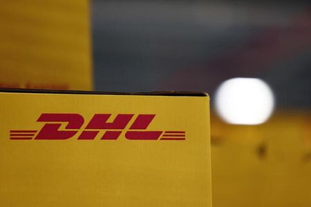 　７月２９日、物流大手ＤＨＬは、ロシア国内の全ての輸送サービスから９月１日付で撤退すると発表した。写真はパリ近郊で２０２１年１０月撮影（２０２２年　ロイター／Sarah Meyssonnier）