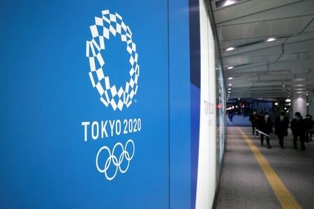 菅義偉官房長官は１７日の閣議後会見で、東京五輪は予定通り開催するとし、昨晩行われたＧ７（主要７カ国）首脳の緊急テレビ会議でも、「完全な形での開催したい」との安倍晋三首相発言に対して、各首脳から理解が示されたと述べた。写真は３月１５日、東京の新宿で撮影（２０２０年　ロイター/Stoyan Nenov）