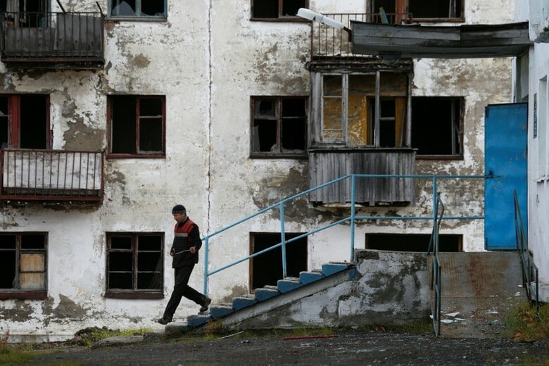 ９月２５日、政府データによると、ボルクタ市があるロシア連邦コミ共和国で２００５年に生まれた男性の平均寿命は５６歳と予想されている。提案されている新たな年金受給年齢より４年早い。同市郊外にある学校の体育館で１７日撮影（２０１８年　ロイター/Eduard Korniyenko）