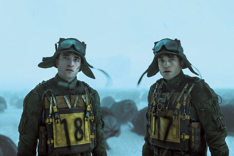 2人のミッキーが生き残りを目指す　©2025 WARNER BROS. ENT. ALL RIGHTS RESERVED.