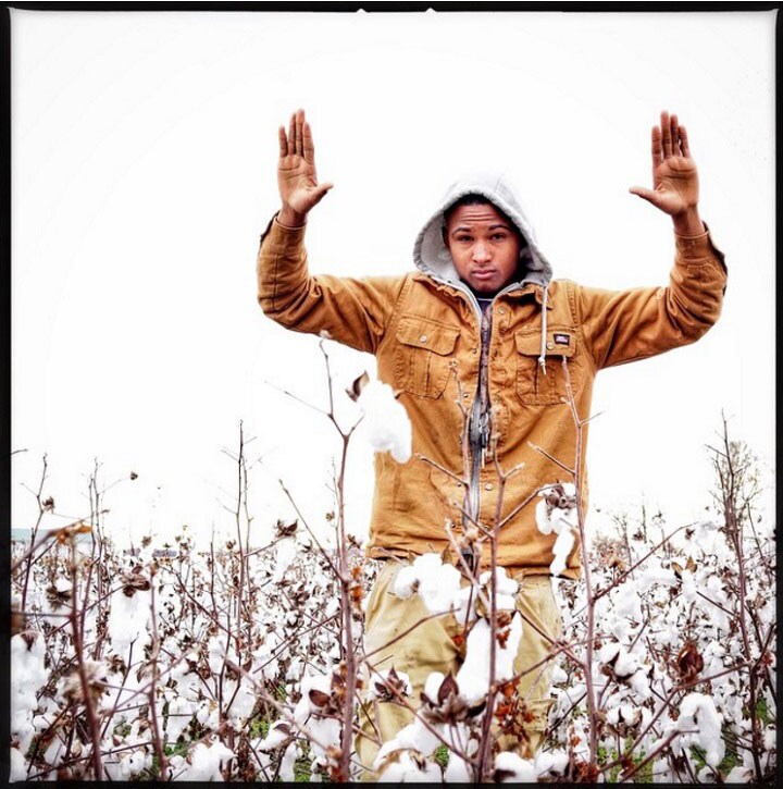 両手を上げても殺される同胞の黒人たちに対して、その現象的になったジェスチャーを示して連帯の意を表すアメリカ南部の綿花畑の労働者　From Ruddy Roye <a href=\" https://www.instagram.com/p/wgz6Lcw8Ec/\"target=_blank\"><u>@ruddyroye</u></a>