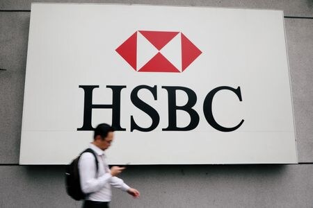 　３月１７日、英大手銀行ＨＳＢＣは、オンラインゲーム空間「The Sandbox（ザ・サンドボックス）」にある土地の一区画を購入した。写真はＨＳＢＣのロゴ。クアラルンプールで２０１９年８月撮影（２０２２年　ロイター／Lim Huey Teng）