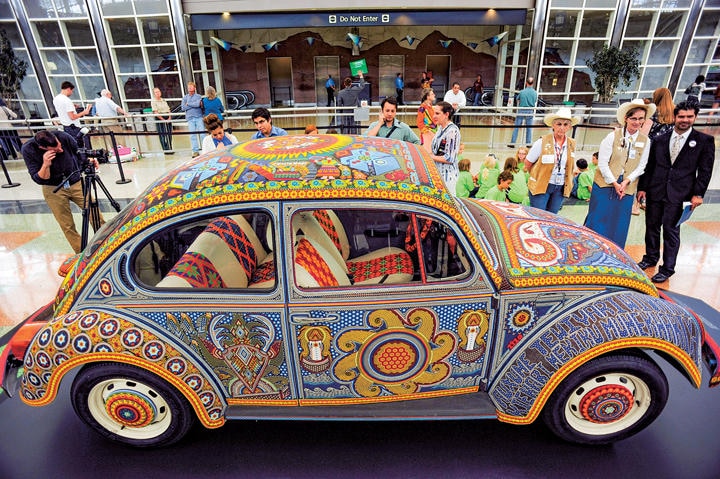 ビートルはマニアの創造力を刺激した（2万個を超えるビーズで装飾したビートル）　HELEN H. RICHARDSONーTHE DENVER POST／GETTY IMAGES