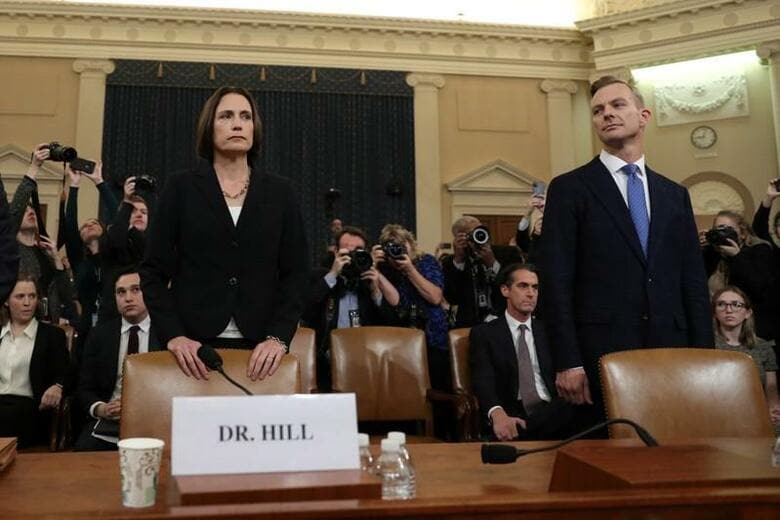 トランプ米大統領のウクライナ疑惑を巡る米下院情報特別委員会の弾劾公聴会で、国家安全保障会議（NSC）のヒル元上級部長（左）は21日、ウクライナによる2016年大統領選への干渉疑惑はロシアが拡散した「作り話」であると証言した（2019年　ロイター/LOREN ELLIOTT）