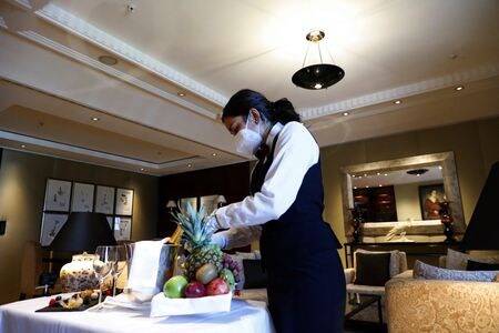 　ドイツの小規模家族経営事業者の多数が加盟する業界団体「ホテル・飲食店業連盟」のグイド・ゼーリック会長は２１日、国内ホテルの新型コロナウイルス禍からの回復ペースはなお鈍いとして、政策担当者らは今冬に備える必要があると指摘した。写真はベルリンのホテル。昨年６月撮影（２０２２年　ロイター／Michele Tantussi）