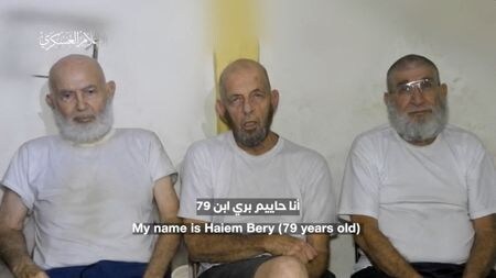イスラム組織ハマスの軍事部門は１８日、 パレスチナ自治区ガザで拘束している人質のうち、３人の高齢者が解放を要請する様子を撮影したビデオメッセージを公開した。写真は１２月１８日、ハマスが公開した人質のビデオから撮影（２０２３年　ロイター／Hamas Military Wing/Handout via REUTERS）