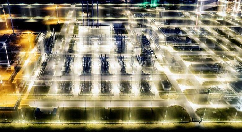 ロシアのプーチン大統領が、「非友好国」に輸出する天然ガス代金がルーブルで支払われなければ、ガスの供給を止めるという脅しを実行した場合、欧州とロシアの双方とも失うものは大きく、「共倒れ」の危険性をはらんでいる。写真は独ル部ピンのノルドストリーム2のパイプライン関連施設で3月撮影（2022年　ロイター/Hannibal Hanschke）