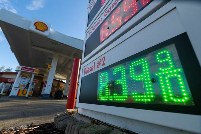 写真は米カリフォルニア州にあるガソリンスタンドのディーゼル燃料価格。10月21日撮影。REUTERS/Mike Blake