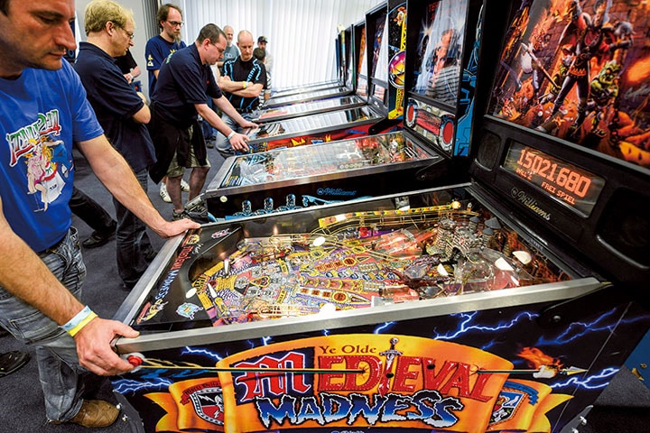 スピーカーや大型スクリーンなど台の「近代化」も進むが、レトロな魅力は健在　David Ebener-Picture Alliance/GETTY IMAGES