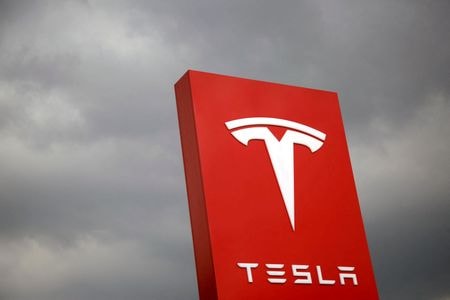 　１１月１５日、米消費者情報誌「コンシューマー・リポーツ」が発表した今年の自動車信頼性調査では、米テスラなどの電気自動車（ＥＶ）やピックアップトラックに低い評価が下された。台北で２０１７年撮影（２０２２年　ロイター/Tyrone Siu）