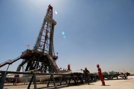 　５月１８日、アジア時間の取引で原油先物は下落している。石油輸出国機構（ＯＰＥＣ）主導による協調減産の取り組みが続いているものの、供給過剰が続いていることが重しとなっている。写真はイラクのバスラにある油田。１１日撮影（２０１７年　ロイター／Essam Al-Sudani）