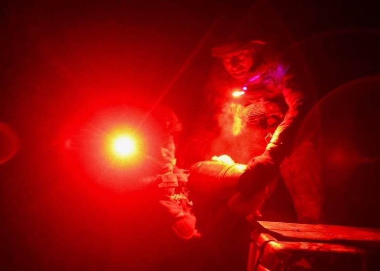 ポクロウシク近郊の前線で、M114自走榴弾砲用の砲弾を運ぶウクライナ兵（10月14日）　REUTERS/Anatolii Stepanov