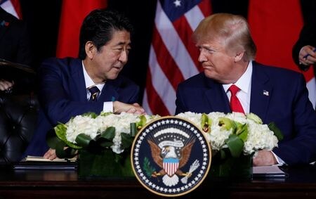 ライトハイザー米通商代表部（ＵＳＴＲ）代表は４日、日米貿易協定が参院本会議で承認されたことを歓迎するとし、トランプ米大統領は来週、関連文書に署名するとの見通しを示した。写真は９月にニューヨークで協定に署名する米中両首脳（２０１９年　ロイター/JONATHAN ERNST）