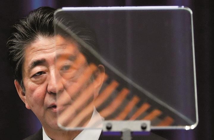 リーダーには日本の厳しい現実を国民に受け入れさせることが求められる　ISSEI KATOーREUTERS