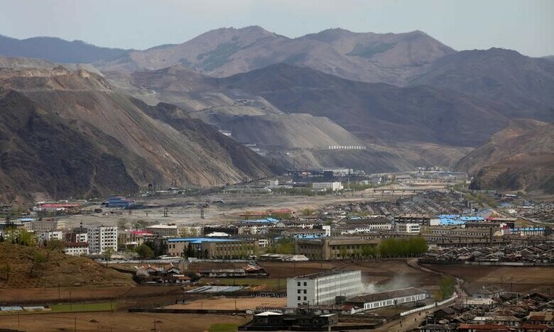 ８月１５日、中国政府が、北朝鮮の大陸間弾道ミサイル（ＩＣＢＭ）発射を受けて国連の安全保障理事会が新たな制裁決議を採択する以前から、北朝鮮から鉄鉱石を購入しないよう国内業者に指示していることが、関係者２人の話で分かった。写真は北朝鮮のムサン付近にある鉄鉱石の鉱山。２０１３年５月撮影（２０１７年　ロイター／John Ruwitch）
