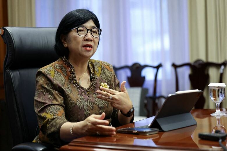 写真はインドネシア中央銀行のデストリ総裁。2026年10月12日、インドネシア・ジャカルタの同行本店で撮影。REUTERS/Ajeng Dinar Ulfiana