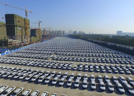　１１月１１日、中国汽車工業協会が発表した１０月の国内自動車販売台数は前年比１１．８％増の２２０万台と２０１４年１２月以来の大幅な伸びとなった。長春市で１０月撮影（２０１５年　ロイター）