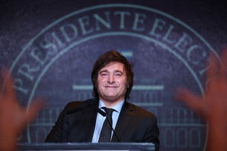 １９日投開票のアルゼンチン大統領選決選投票で右派のリバタリアン（自由至上主義者）、ハビエル・ミレイ下院議員が勝利したことを受け、アナリストらは通貨ペソが下落圧力にさらされる一方、債券価格は上昇する可能性があるとの見方を示した。写真は支持者に挨拶するミレイ氏でブエノスアイレスで19日に撮影（２０２３年　ロイター／Agustin Marcarian）