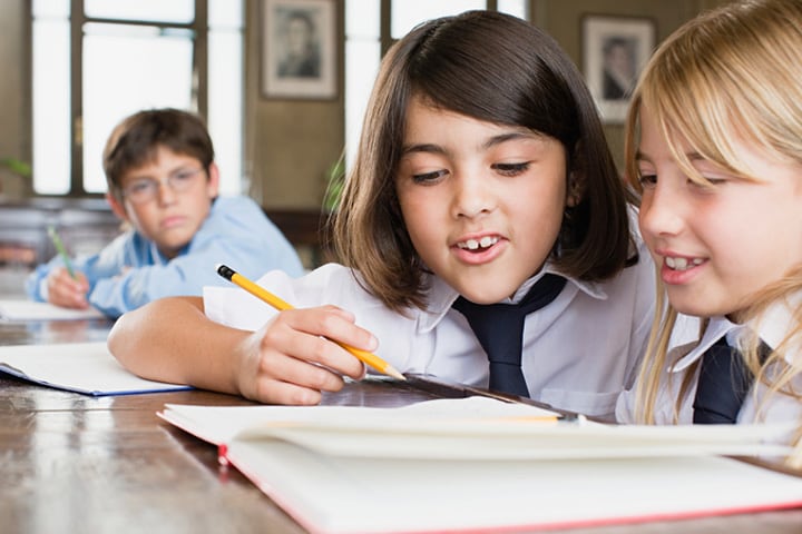 特定の「ベストフレンド」と仲良くすることのリスクを指摘する声も　Image Source-iStock.