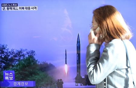 １１月２日、 韓国軍は、北朝鮮がさらに６発のミサイルを東岸および西岸から発射したと発表した。写真は同日、ソウル市内で北朝鮮のミサイル発射関連のニュースを流すモニター（２０２２年　ロイター/Kim Hong-Ji）
